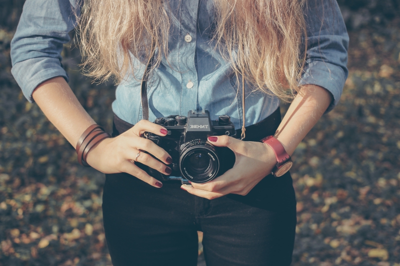 photographe-CAGNES SUR MER-min_hand-person-girl-woman-camera-photography-614-pxhere.com