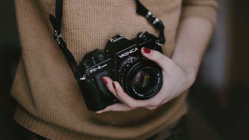 photographe-CAGNES SUR MER-min_woman-camera-photography-photographer-slr-dslr-319-pxhere.com